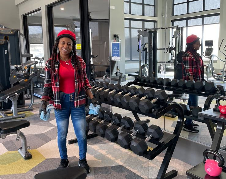 Yolima trabajando en las instalaciones de un gimnasio cliente